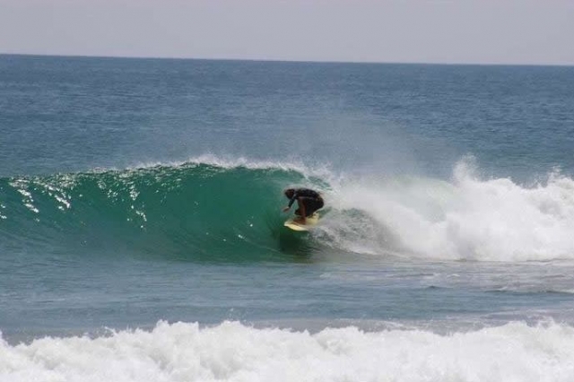 Montando las olas con surf
